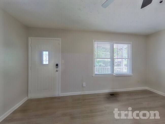 Foto del edificio - 2479 Hewatt Rd