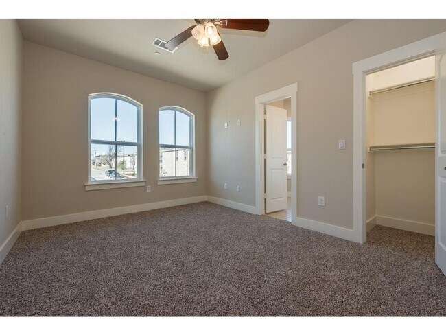 Building Photo - Town home! Amazing floorplan with 3 bedroo...