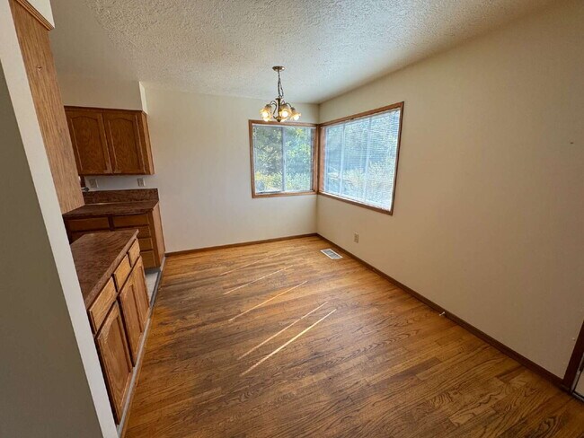 Building Photo - Three Bedroom Home Nestled in the Heart of...
