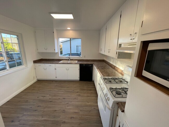 Building Photo - 55 E 39th Ave