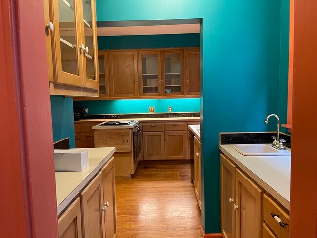 Butler Pantry - 409 SE 15th Ave