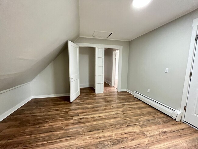 Building Photo - Beautiful East Rock Apt Near Modern Pizza!