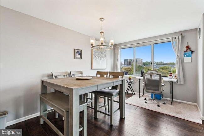 Building Photo - Renovated 2 bedroom, 1 bath with lots of natural light.
