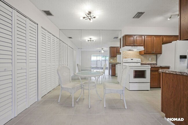 Building Photo - 4067 NW Cinnamon Tree Cir