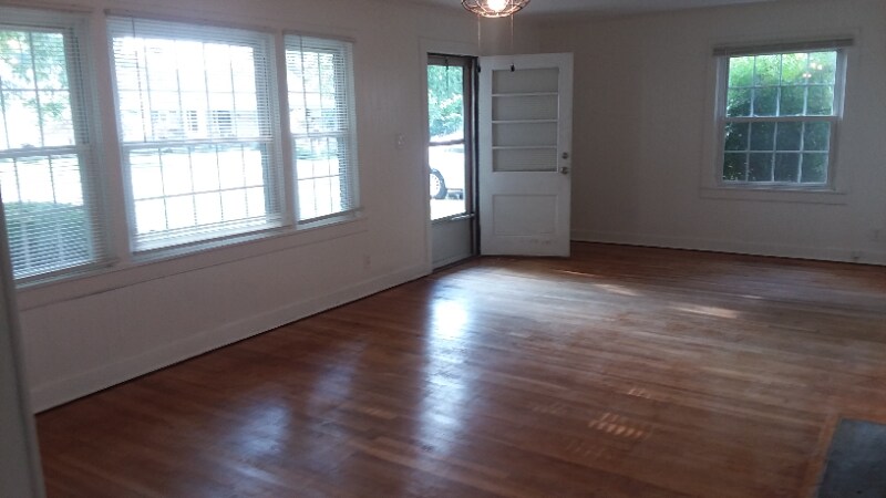 Primary Photo - 506 E Hillcrest Dr