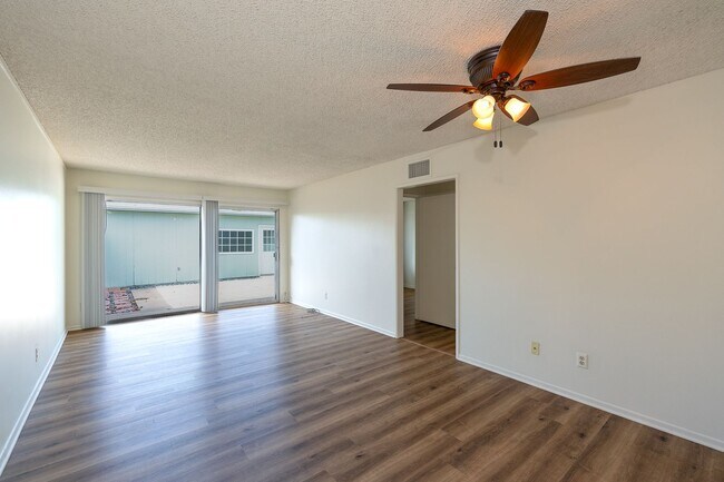 Building Photo - 173 W Elfin Green