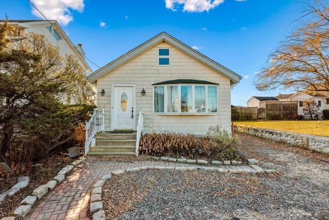 Building Photo - 2 Pirates Cv