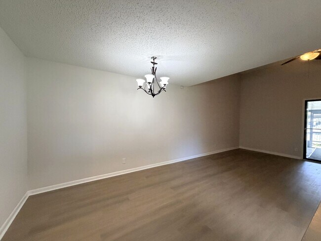 Foto del edificio - 5646 Pinebay Cir N