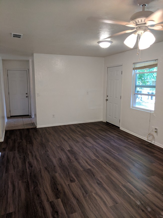 Living Room - 3304 Phyllis St