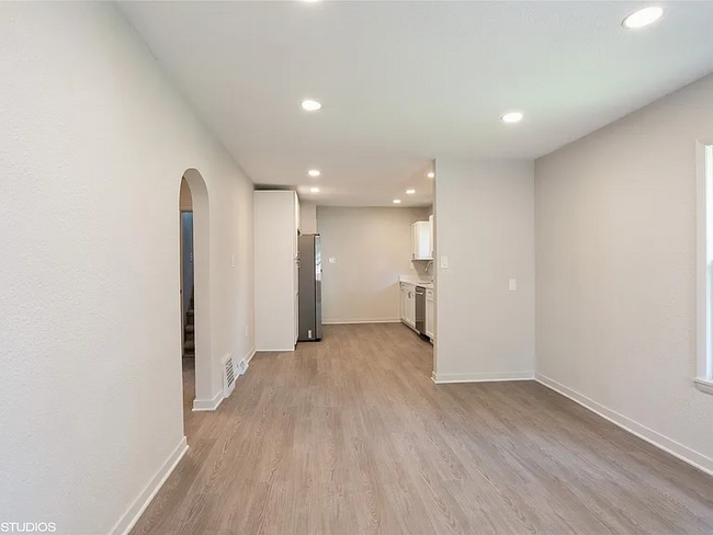 Foto del edificio - 3215 E 8th St