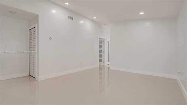 Foto del edificio - 9102 NW 112th St