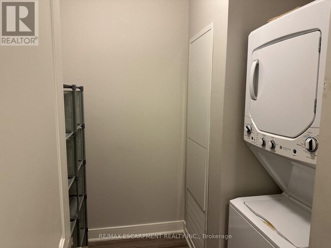 Building Photo - 150 Main St E