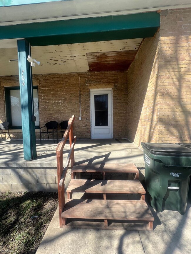 Building Photo - 2 br, 1 bath Triplex - 704 Blue Earth St