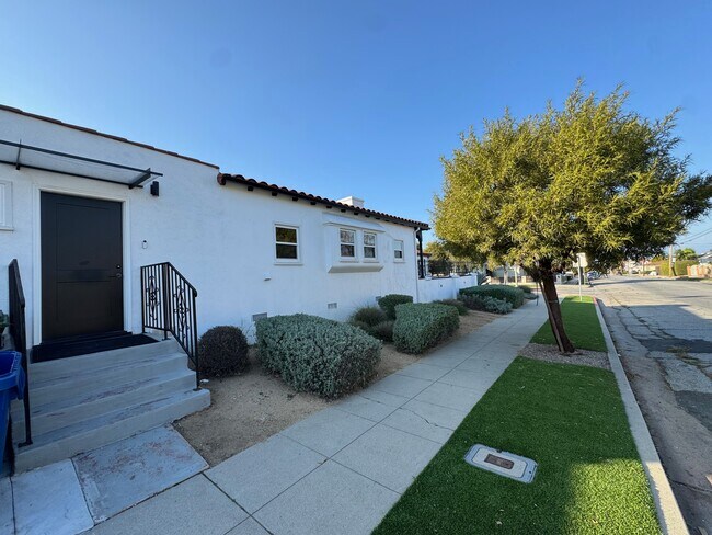 Entrada lateral - 3100 W 78th St