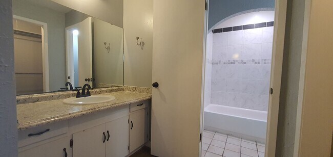 Foto del edificio - LOVELY 3 bedroom 2 bath home COMING SOON!