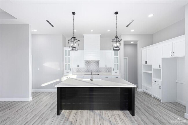 Building Photo - 19 Rabbit Run Ave