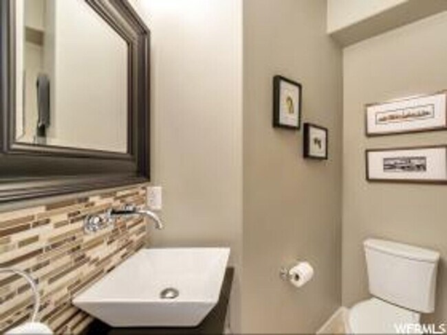 Foto del edificio - Unique 2 Story Home w attached 2 car