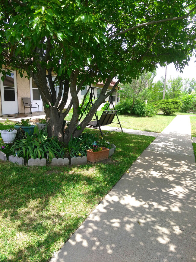 Building Photo - Shady Oaks Manor