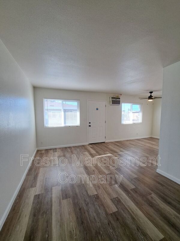 Foto del edificio - 1322 E Bulldog Ln