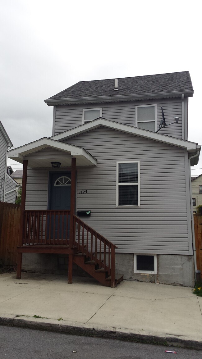 Building Photo - 1425 2nd Ave