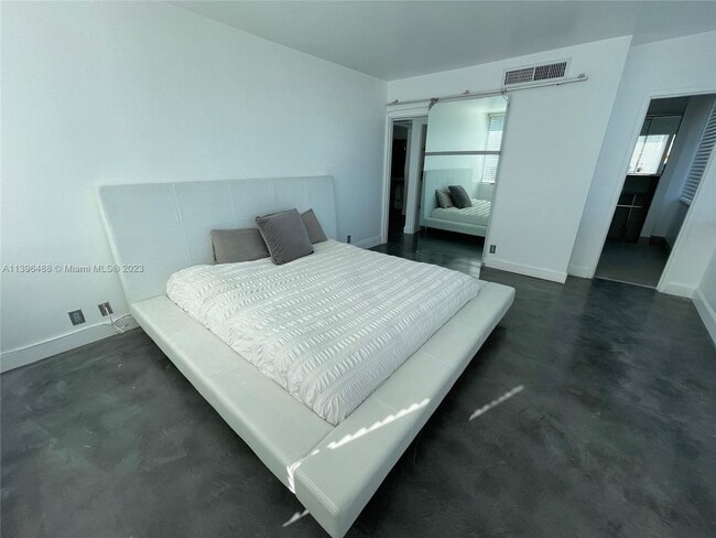 Building Photo - 1000 West Ave