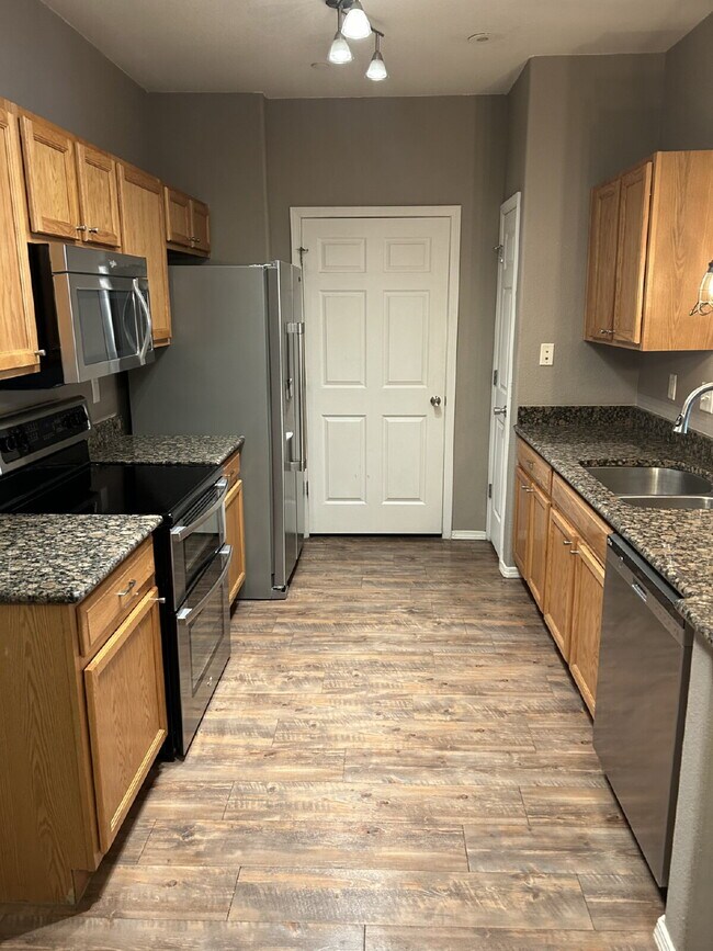 Foto del edificio - "Spacious 2-Bed, 2-Bath Condo Retreat in T...