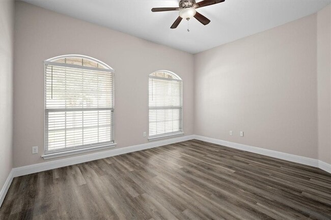 Foto del edificio - 18820 Edinburgh Castle Rd