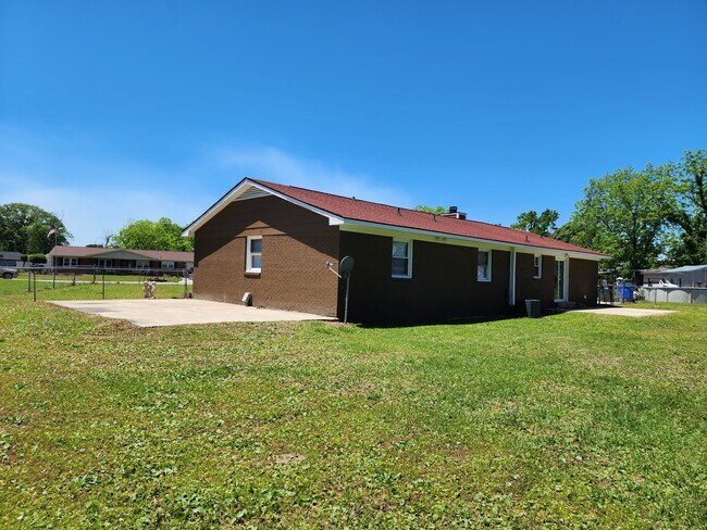 Foto del edificio - 2408 Crabtree Ct