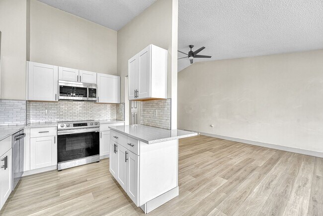 Building Photo - Bright & Updated 3-Bedroom Townhome in Desirable Cherry Creek School District