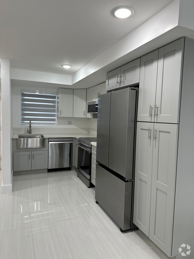 Building Photo - 9367 Fontainebleau Blvd