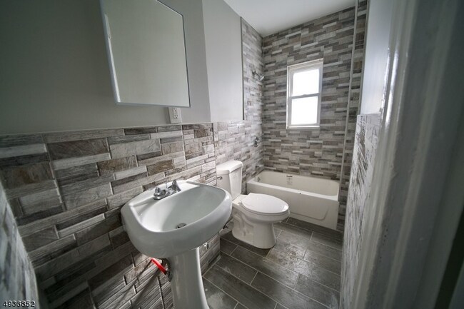 Building Photo - 533-534 4th St