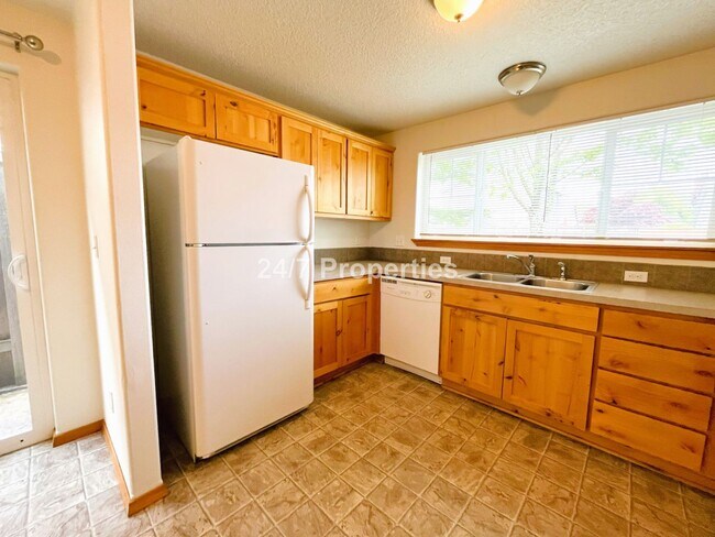 Building Photo - Newberg Townhome 3BD I 2.5BA - PRICE DROP/...