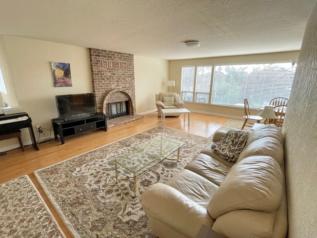Building Photo - 4-Bedroom, 3-Bath Home Next to Maple Leaf ...