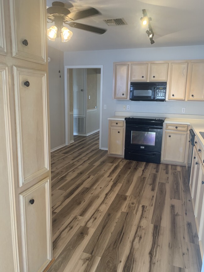 Building Photo - 5005 Longstreet Pl