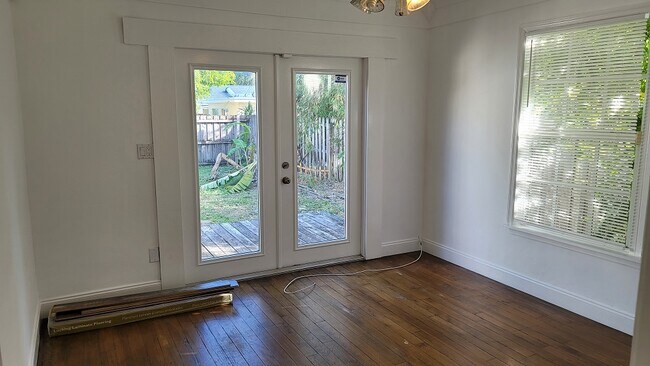 Building Photo - 415 43rd St