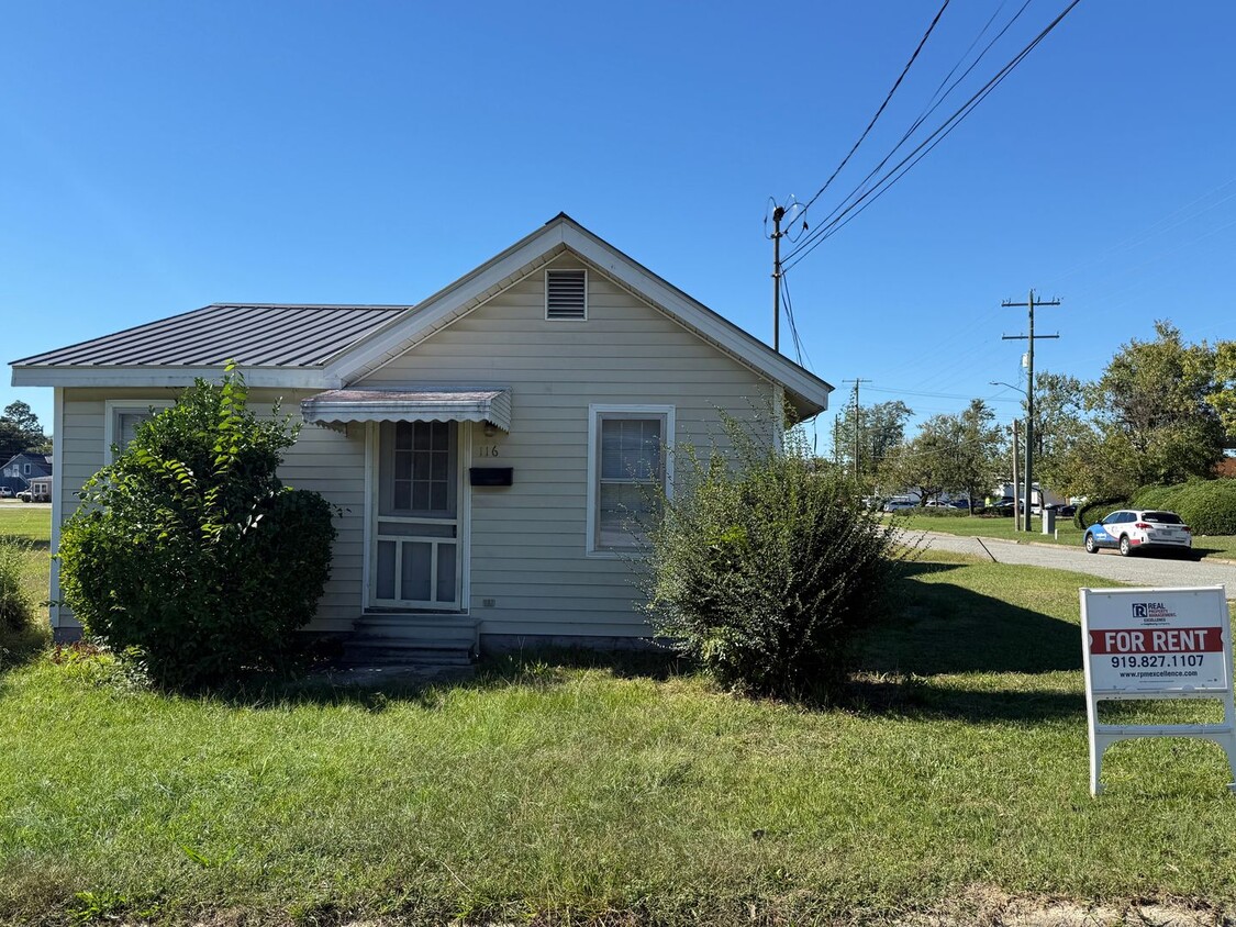 Primary Photo - AMAZING LOCATION, Ranch Home Downtown Smit...