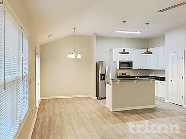 Building Photo - 800 Maryfield Dr
