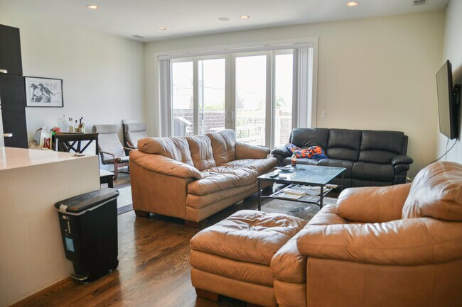 Foto del edificio - 2127 W Division St