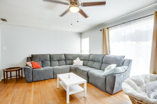 Building Photo - Short term leasing option through the end ...