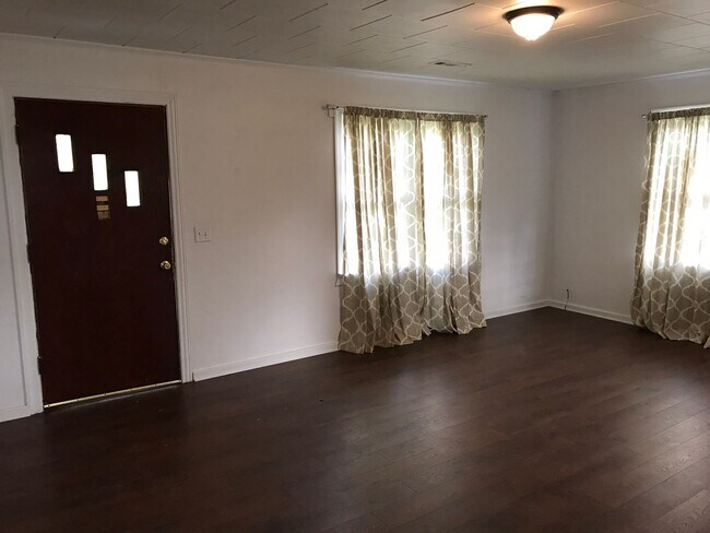 Foto del edificio - 2Bed 1Bath Country Living in the City with Laundry Hookups