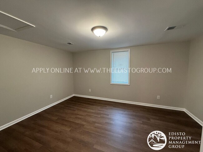 Foto del edificio - Freshly Renovated 3-Bedroom with Screened Porch