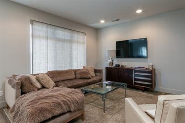 Foto del edificio - West Side Manhattan Townhome Available July 1!