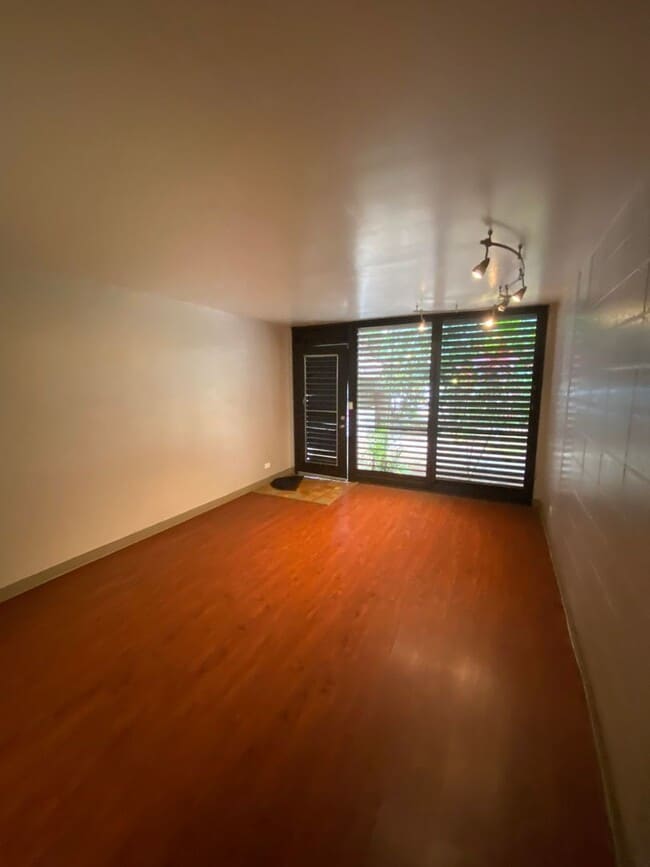 Building Photo - 1700 Makiki St