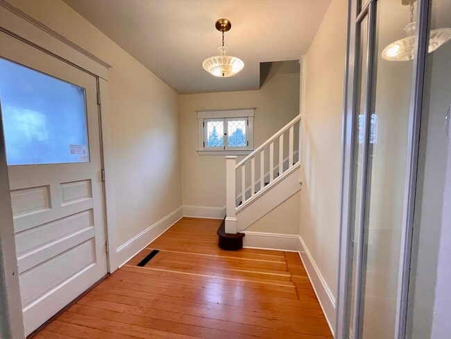 Building Photo - Charming NE 4 Bed 2 Bath - Alberta Arts Di...