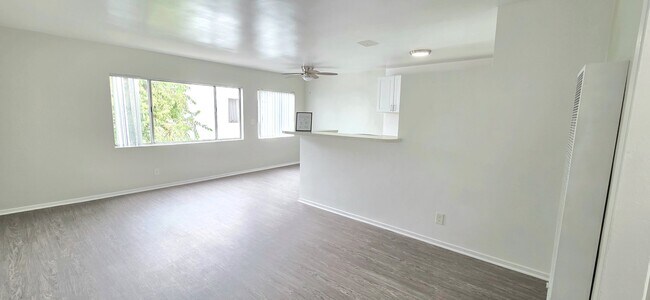 Foto del edificio - 4741 S Slauson Ave