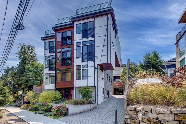 Building Photo - 3219 Fuhrman Ave E