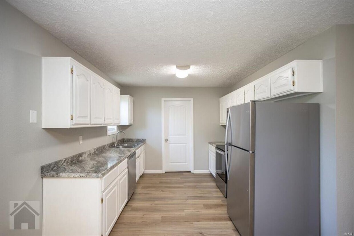 Building Photo - Wonderful 5 bedroom 3 bath house ready NOW!