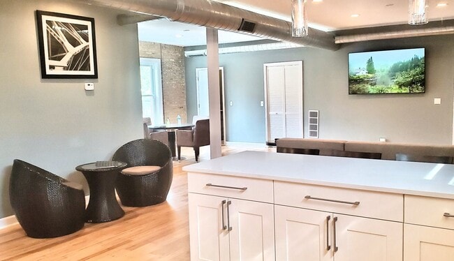 Building Photo - 617 E 67th St