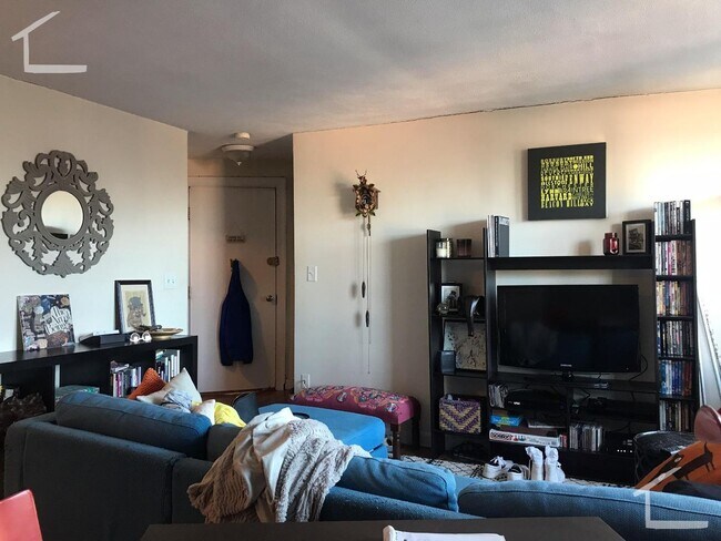 Building Photo - Nice, Sunny, and Affordable updated Beacon...