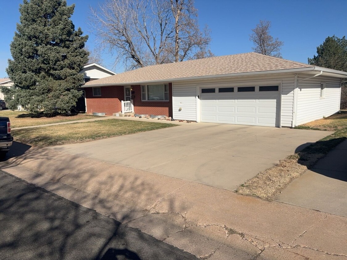 Foto principal - New Price!! Spacious 4-Bedroom Home with 2...